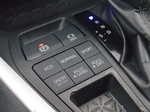 Used 2021 Toyota RAV4 LE AWD/4WD image 23
