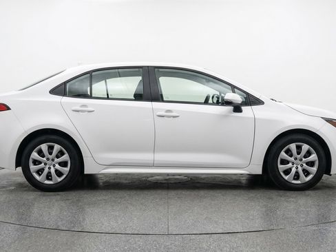 Used 2025 Toyota Corolla LE FWD image 11