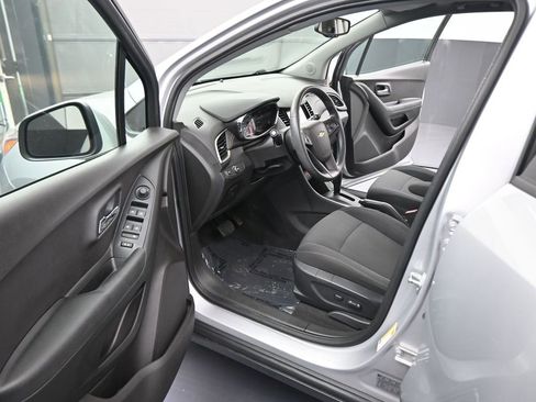 Used 2017 Chevrolet Trax LS w/ Fleet Convenience Package AWD/4WD image 38