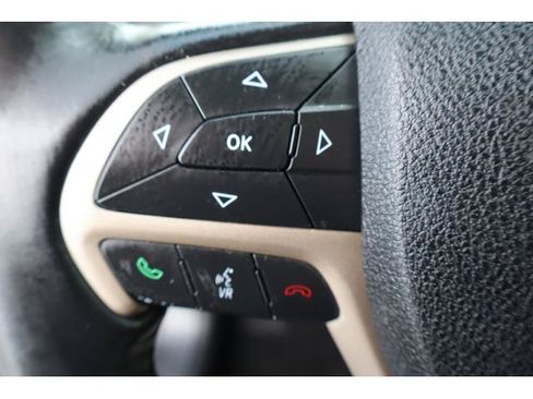 Used 2015 Jeep Cherokee Latitude w/ Cold Weather Group AWD/4WD image 12