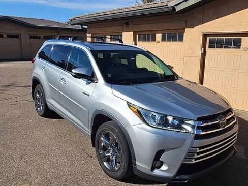 Used 2017 Toyota Highlander Limited Platinum image 2