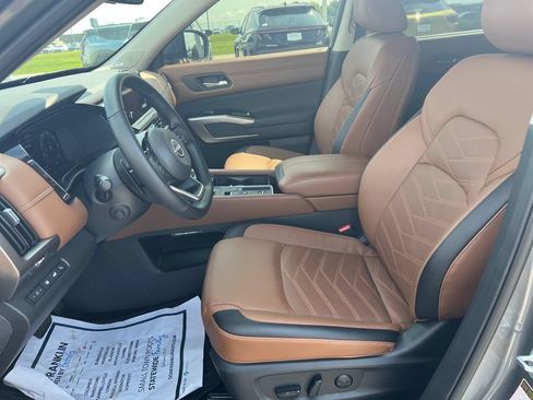 Used 2025 Nissan Pathfinder Platinum w/ Black Appearance Package FWD image 13