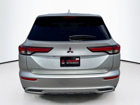 Used 2024 Mitsubishi Outlander SE image 6