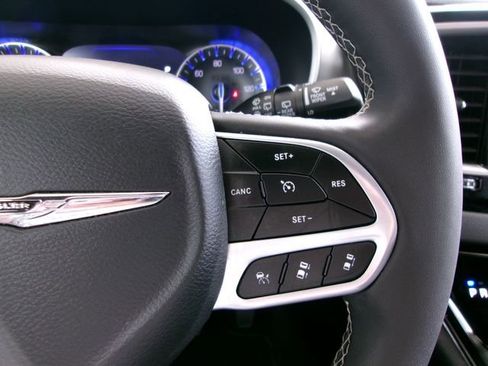 Used 2025 Chrysler Pacifica Select image 11