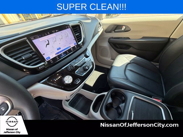 Used 2024 Chrysler Pacifica Touring-L FWD image 27