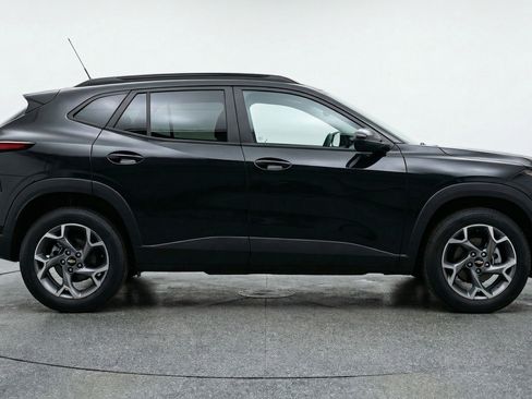 Used 2025 Chevrolet Trax LT image 11