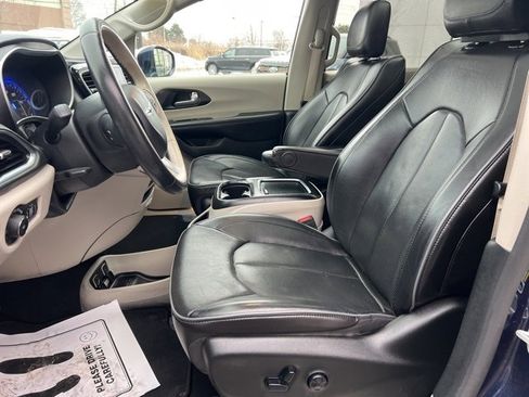 Used 2020 Chrysler Pacifica Limited image 26