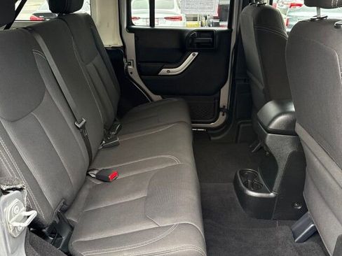 Used 2018 Jeep Wrangler Unlimited Rubicon w/ Connectivity Group image 16