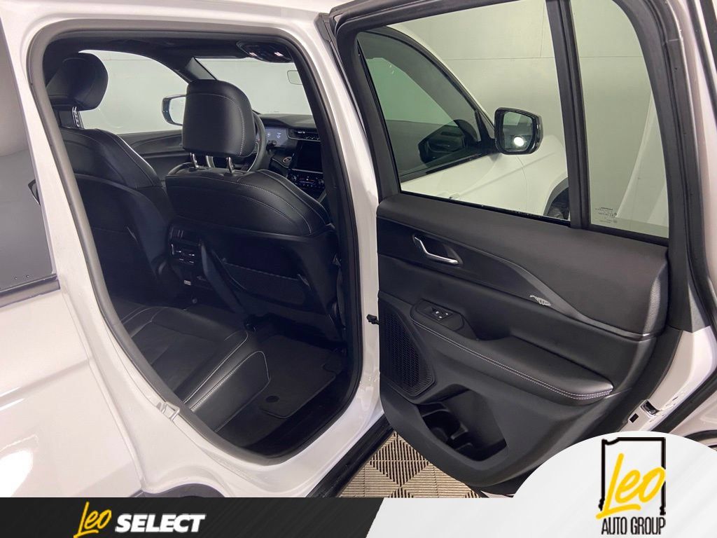 Used 2025 Jeep Grand Cherokee Altitude AWD/4WD image 20