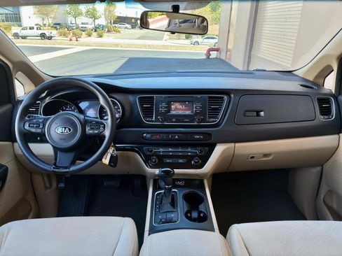 Used 2015 Kia Sedona LX w/ LX Convenience Package FWD image 15