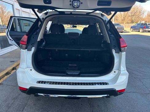 Used 2018 Nissan Rogue SV image 11