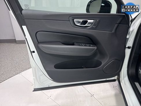 Used 2025 Volvo XC60 B5 Core image 9