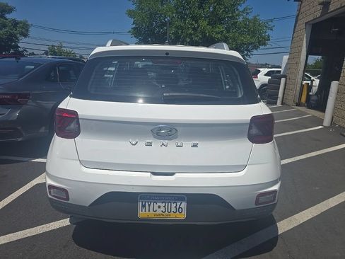 Used 2025 Hyundai Venue FWD image 5