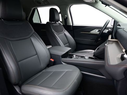 Used 2025 Ford Explorer Active w/ Active Comfort Package RWD image 12