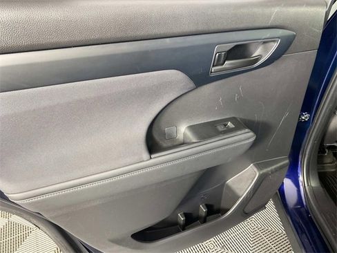 Used 2022 Toyota Highlander LE image 26