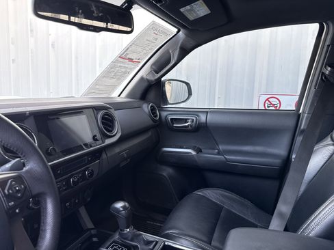 Used 2017 Toyota Tacoma TRD Sport w/ Premium & Technology Package image 16