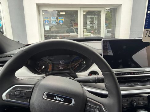 Used 2025 Jeep Compass Limited AWD/4WD image 8