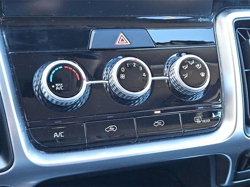 Used 2022 Kia Sorento LX image 17