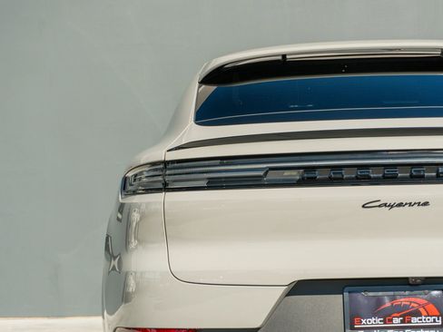 Used 2025 Porsche Cayenne Sport Utility 4D image 41