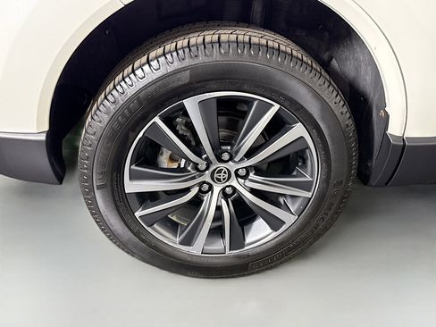 Used 2021 Toyota Venza LE AWD/4WD image 33