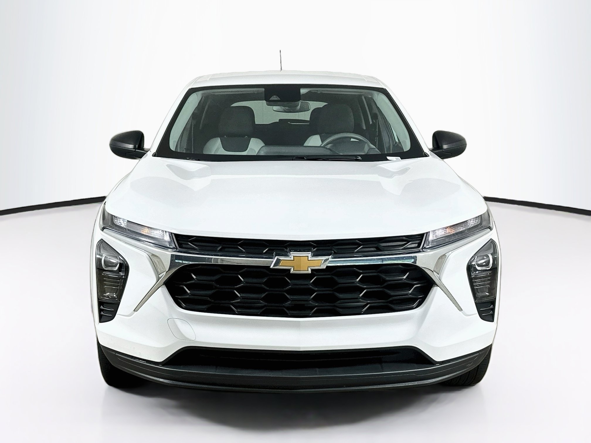 Used 2025 Chevrolet Trax LS FWD image 2