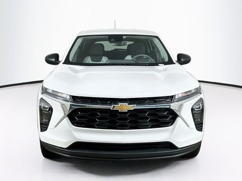 Used 2025 Chevrolet Trax LS FWD image 2