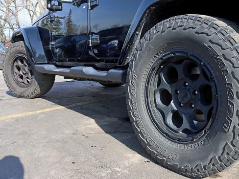Used 2018 Jeep Wrangler Unlimited Sahara AWD/4WD image 15