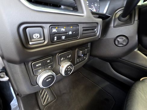 Used 2023 GMC Yukon XL SLT w/ SLT Premium Package image 22