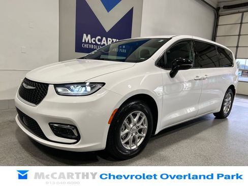 Used 2024 Chrysler Pacifica Touring-L FWD image 9
