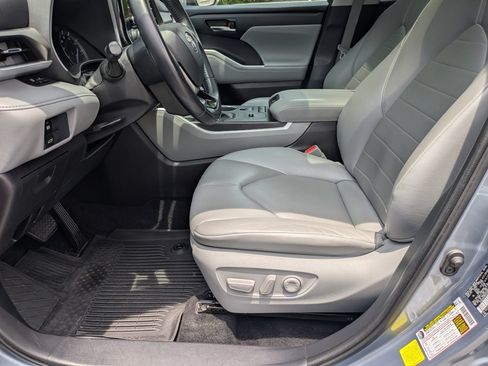 Used 2021 Toyota Highlander XLE FWD image 12