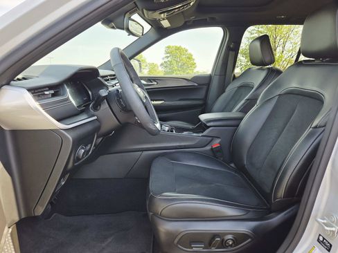 Used 2024 Jeep Grand Cherokee Altitude image 13