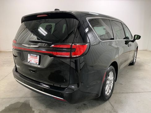 Used 2025 Chrysler Pacifica Select FWD image 9