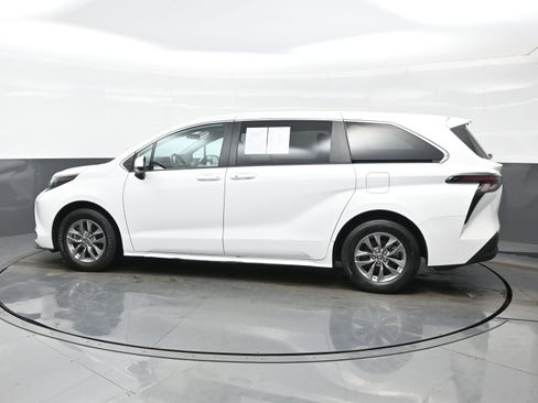 Used 2024 Toyota Sienna LE image 3