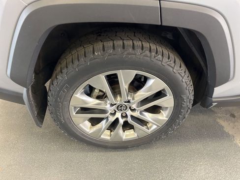 Used 2021 Toyota RAV4 XLE Premium image 9