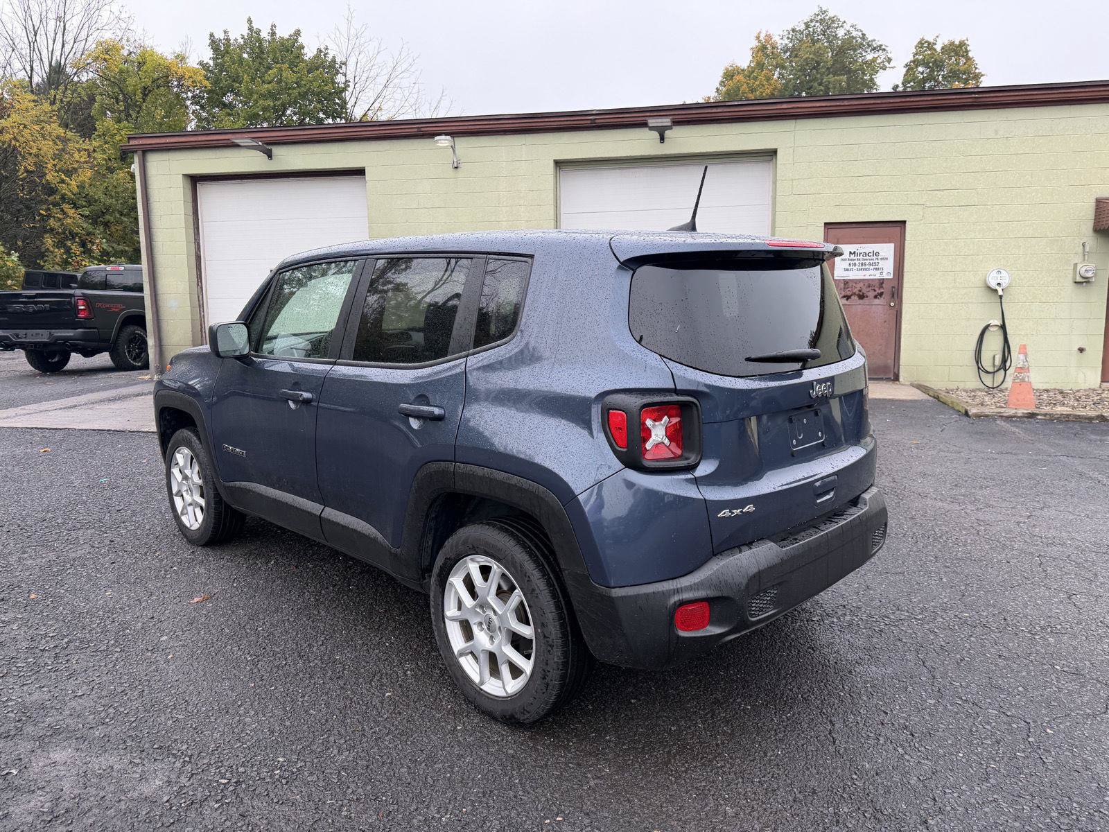 Used 2023 Jeep Renegade Latitude AWD/4WD image 5