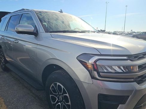 Used 2024 Ford Expedition XLT image 4