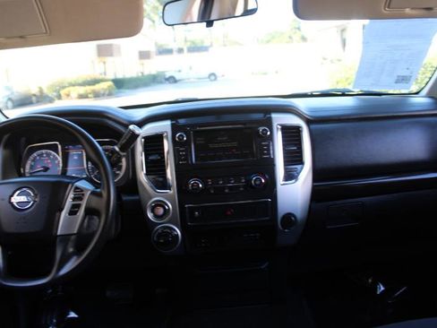 Used 2019 Nissan Titan SV image 9