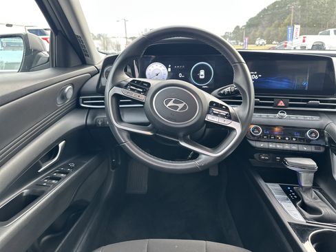 Used 2025 Hyundai Elantra SEL image 23