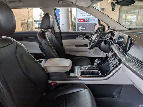 Used 2024 Kia Carnival LX image 27