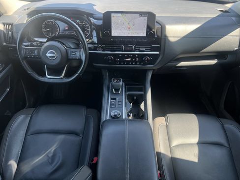 Used 2023 Nissan Pathfinder SL AWD/4WD image 2