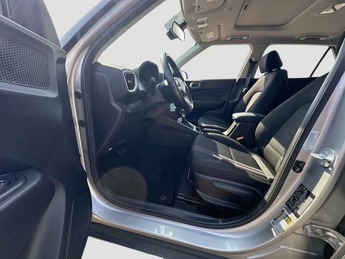 Used 2023 Hyundai Venue SEL FWD image 12