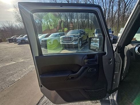 Used 2015 Jeep Wrangler Unlimited Sahara w/ Connectivity Group image 21