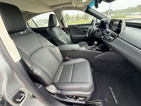 Used 2025 Lexus ES 350 w/ Premium Package image 16
