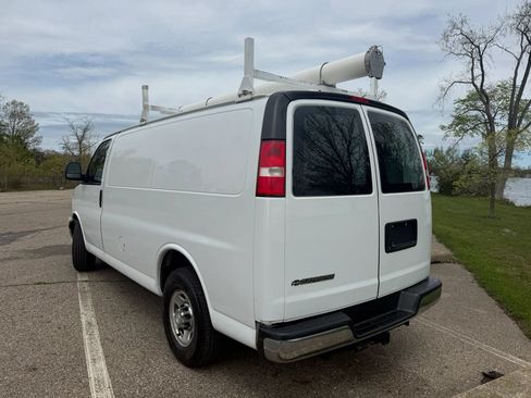 Used 2018 Chevrolet Express 2500 w/ Driver Convenience Package RWD image 7