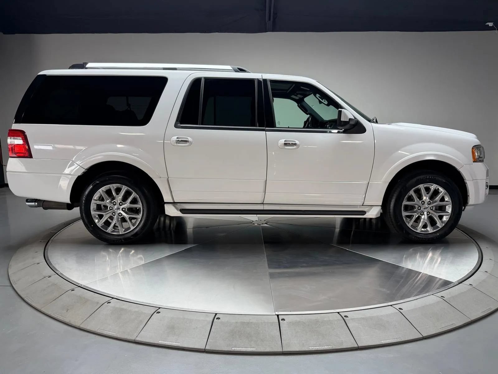 Used 2017 Ford Expedition EL Limited RWD image 6