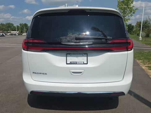 Used 2022 Chrysler Pacifica Touring-L FWD image 9