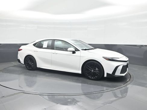 Used 2025 Toyota Camry SE FWD image 11