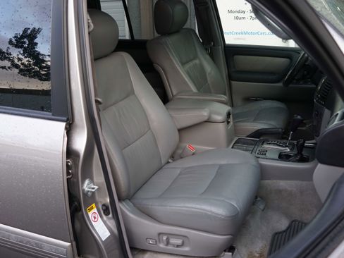Used 2004 Toyota Land Cruiser image 35