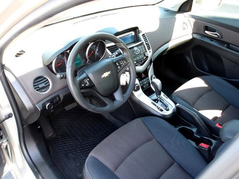 Used 2015 Chevrolet Cruze LT image 9