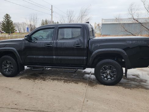 Used 2017 Toyota Tacoma TRD Off-Road w/ Tow Package (A/T) image 8